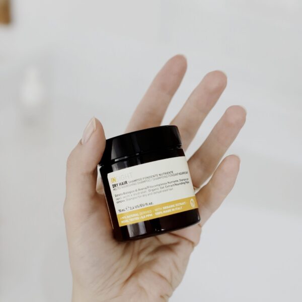 Skoncentrowany szampon o stałej konsystencji do suchych włosów INSIGHT Dry Hair 70 ml