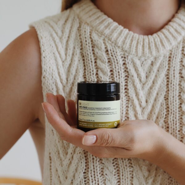 Skoncentrowany szampon o stałej konsystencji do włosów puszących się INSIGHT Anti-frizz 70 ml