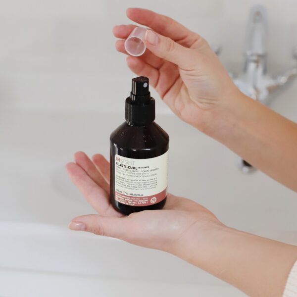 Lekko utrwalający spray do stylizacji włosów kręconych INSIGHT 150 ml