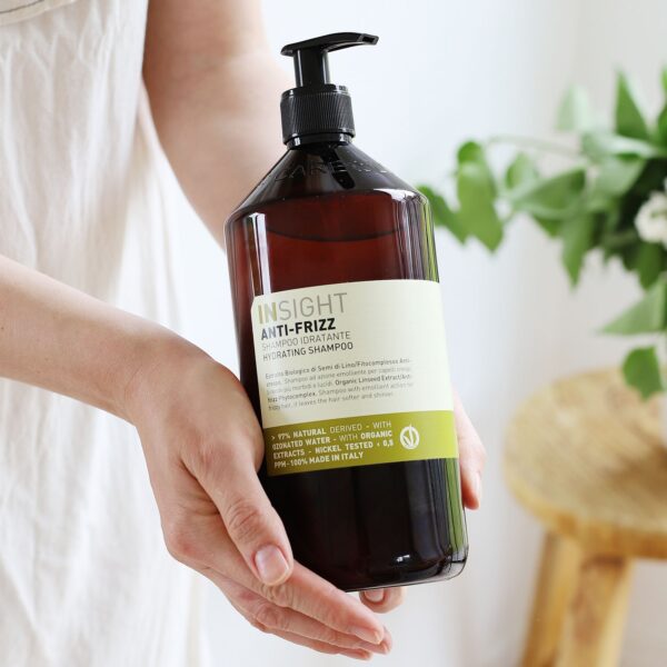 Szampon zapobiegający puszeniu się włosów Anti-frizz 900ml INSIGHT