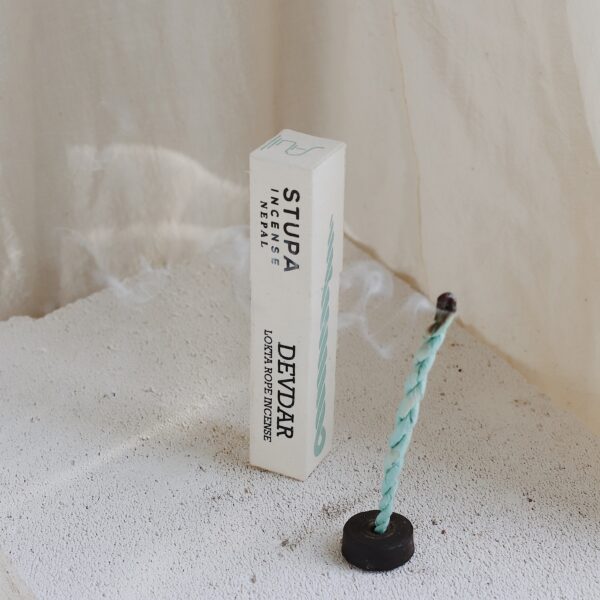 Kadzidła naturalne sznurkowe Devdar zapach Drzewo cedrowe - 8szt. z podstawką Stupa Incense