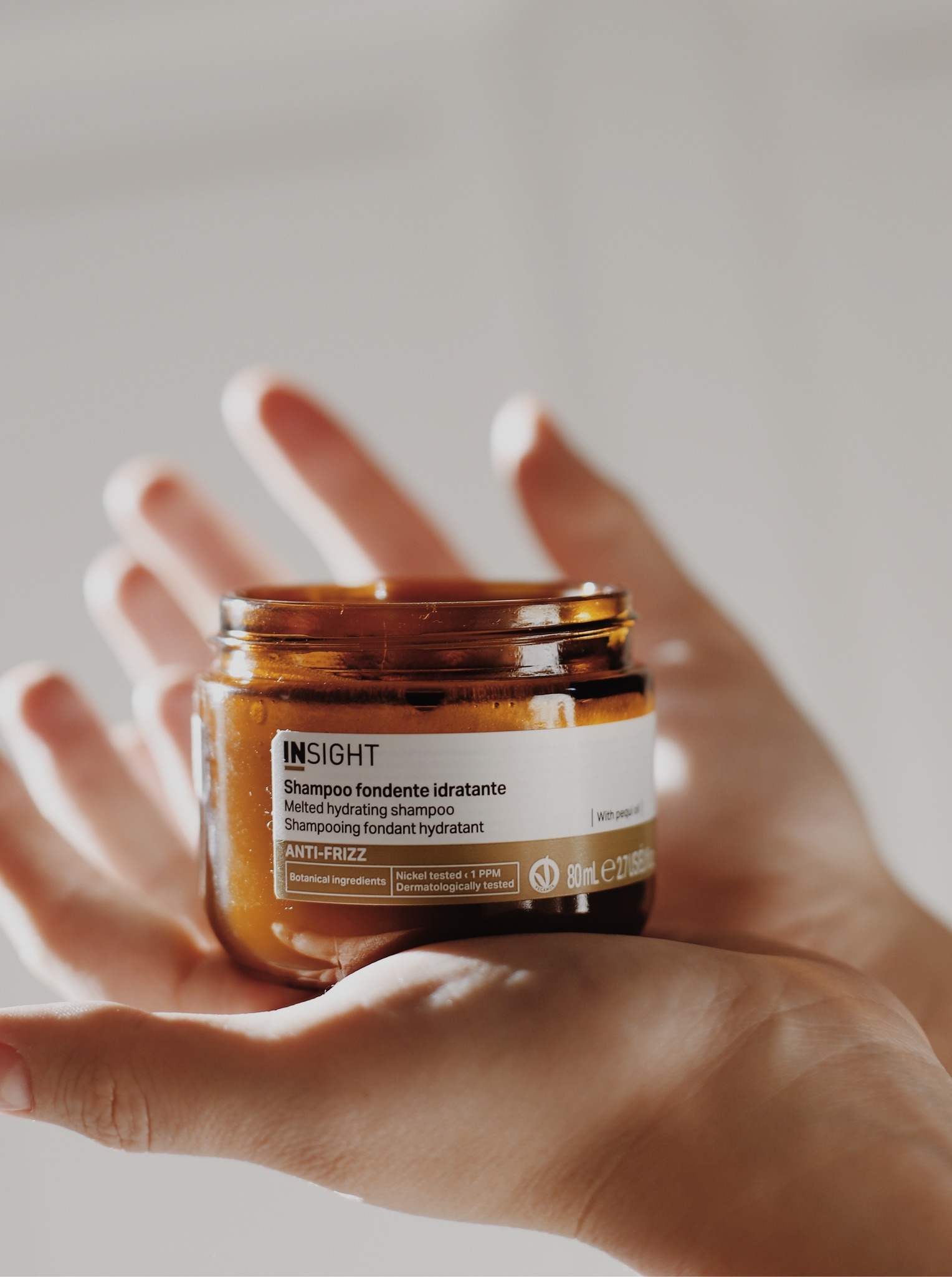 INSIGHT ANTI-FRIZZ Skoncentrowany szampon o stałej konsystencji do włosów puszących się 80ml