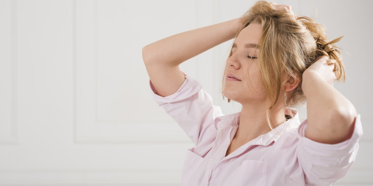 blondynka dba o jej wlosy