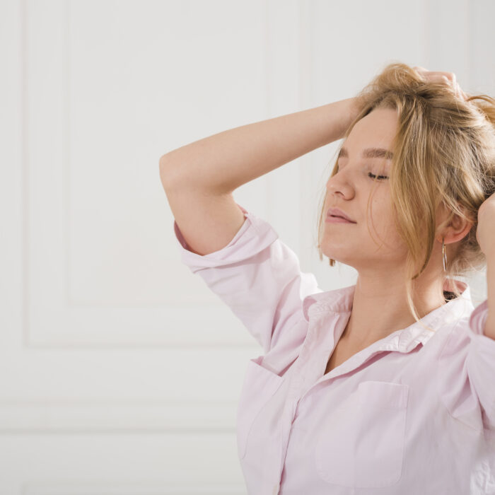 blondynka dba o jej wlosy