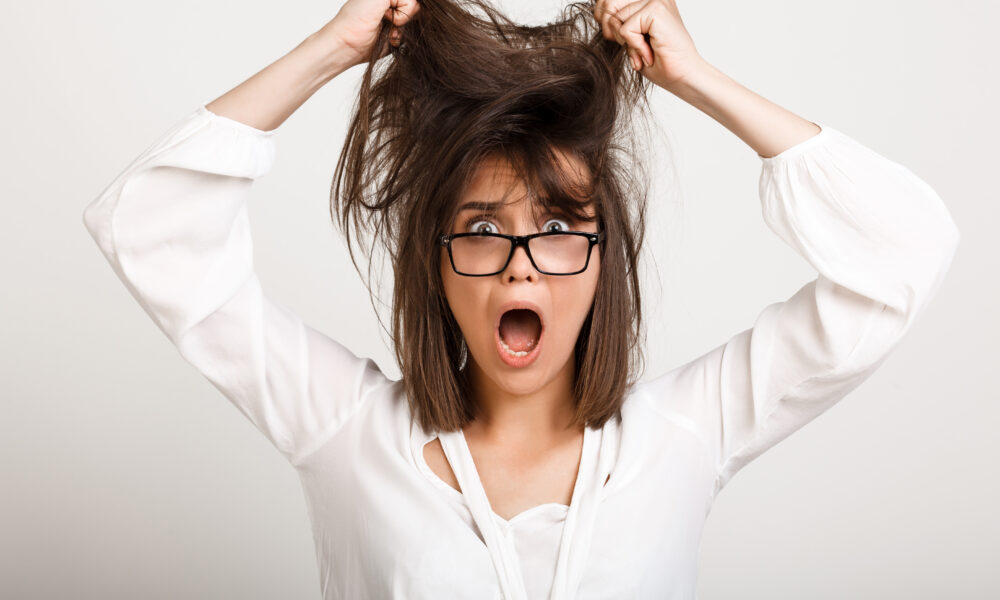 kobieta w potargane wlosy