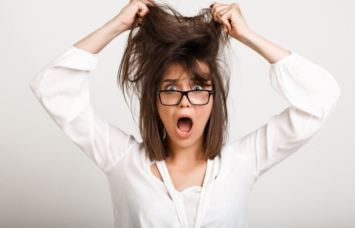 kobieta w potargane wlosy