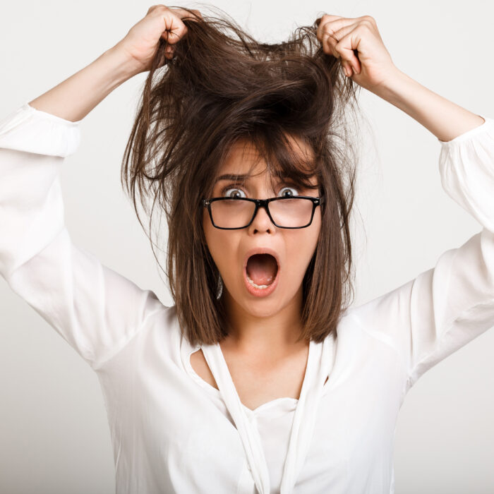 kobieta w potargane wlosy