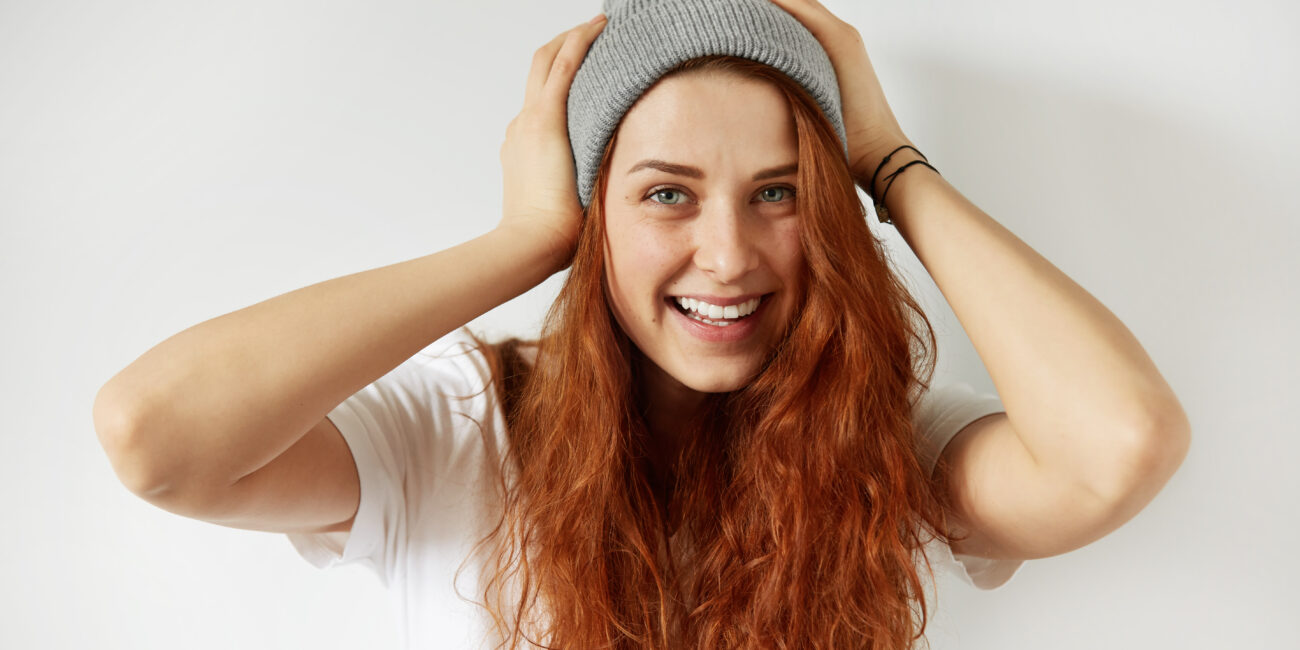 piekna wesola mloda kobieta z zdrowa piegowata skora patrzac i usmiechniety