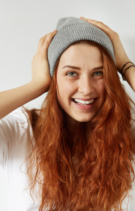 piekna wesola mloda kobieta z zdrowa piegowata skora patrzac i usmiechniety