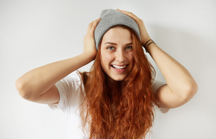 piekna wesola mloda kobieta z zdrowa piegowata skora patrzac i usmiechniety