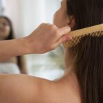 kobieta wlosy walenie nocne rutyny min