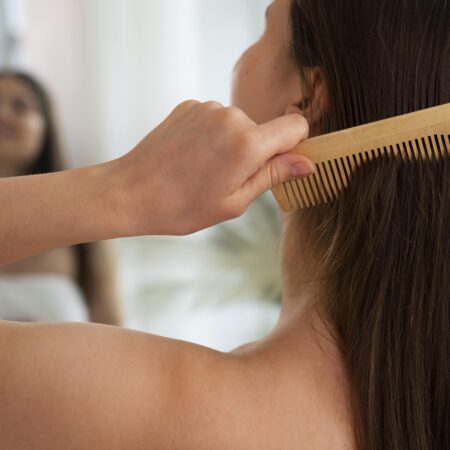 kobieta wlosy walenie nocne rutyny min