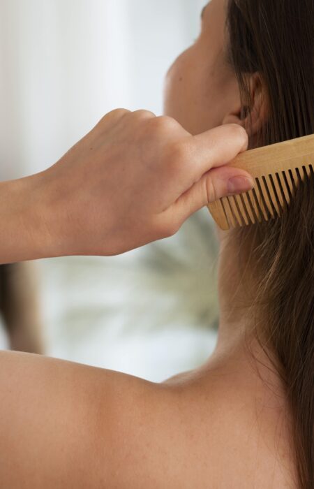 kobieta wlosy walenie nocne rutyny min