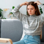 Kobieta masująca skórę włosów