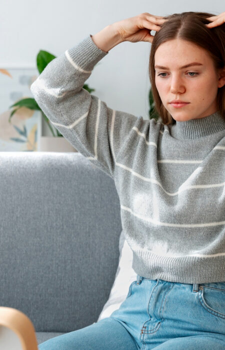 Kobieta masująca skórę włosów