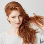 kobieta z rudymi włosami
