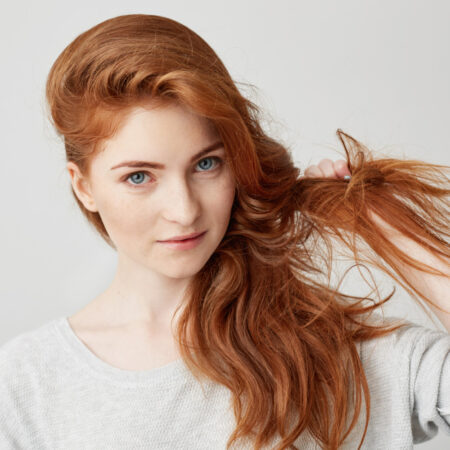 kobieta z rudymi włosami