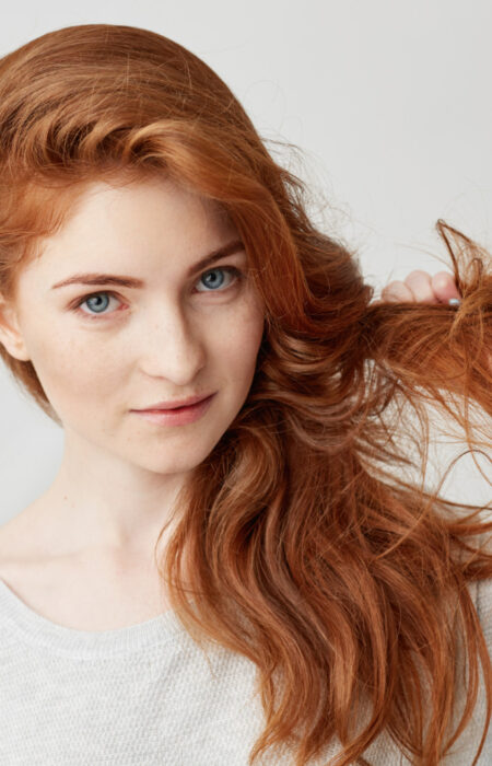 kobieta z rudymi włosami