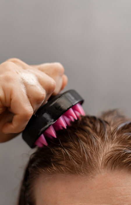 Minoxidil 5% – preparat do skóry głowy przeciw wypadaniu włosów.