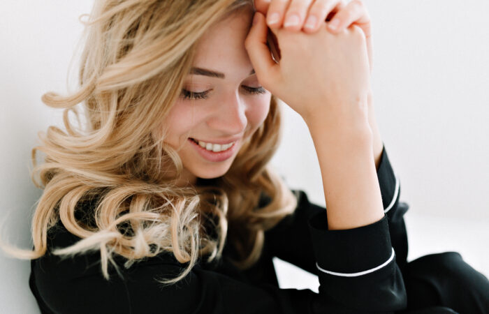 Kobieta z długimi włosami w kolorze ciepłego miodowego blondu, modna koloryzacja 2026.