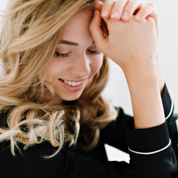 Kobieta z długimi włosami w kolorze ciepłego miodowego blondu, modna koloryzacja 2026.