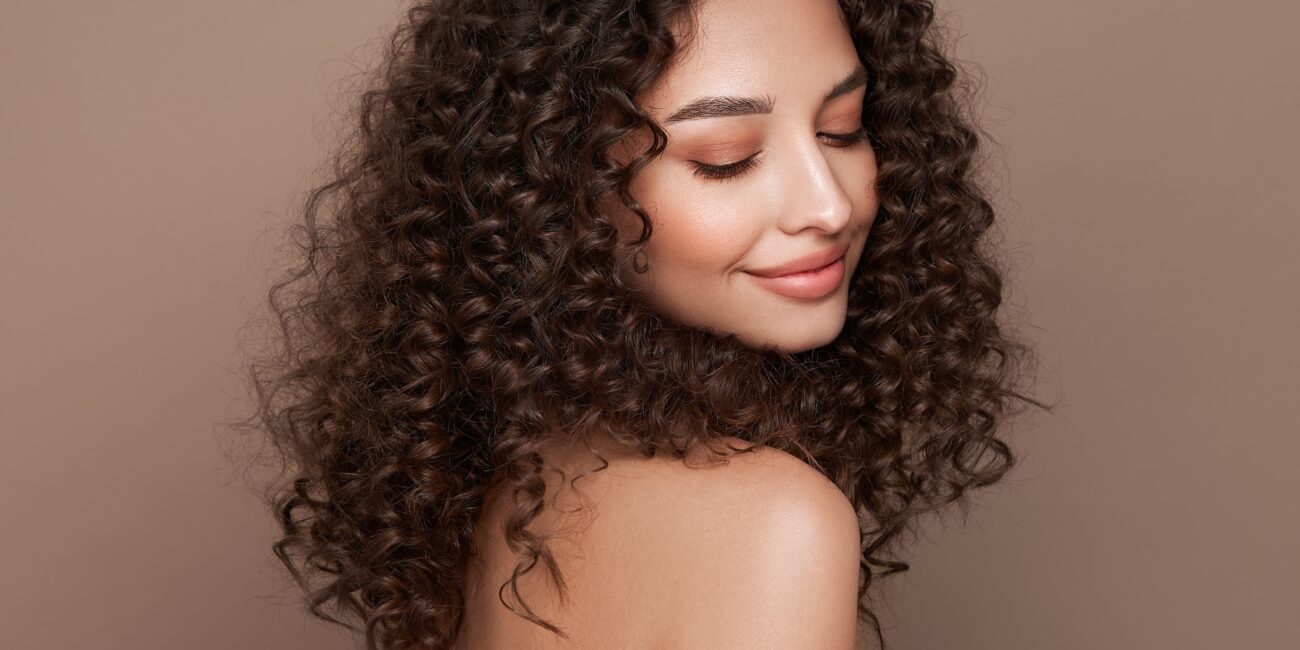 Kobieta z lokami, włosy loki