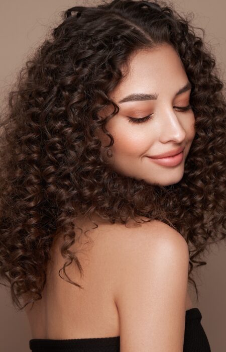 Kobieta z lokami, włosy loki