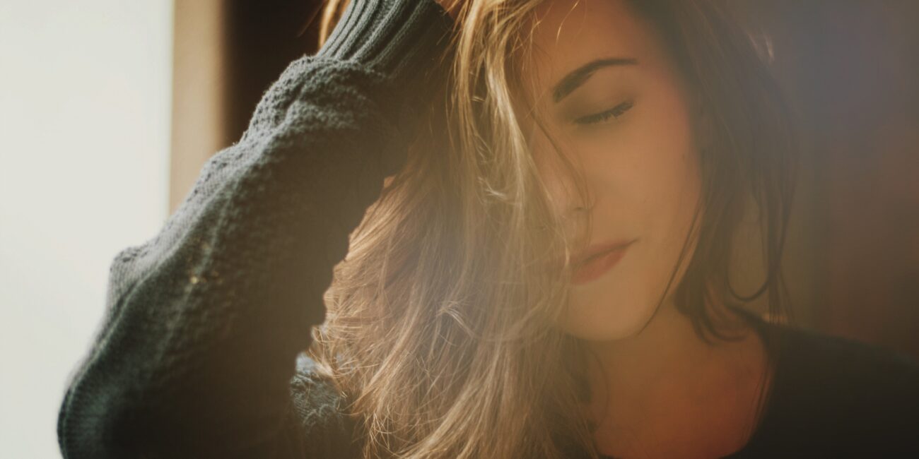 Kobieta długimi włosami