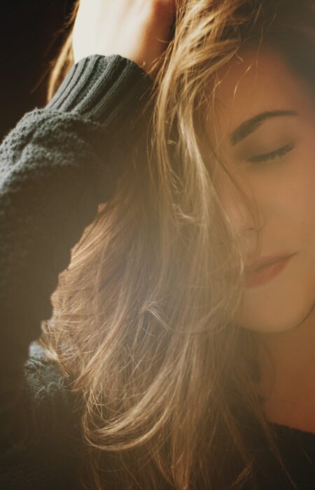 Kobieta długimi włosami