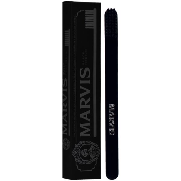 Marvis Black Toothbrush czarna szczoteczka do zębów ze średnio twardym włosiem i osłonką