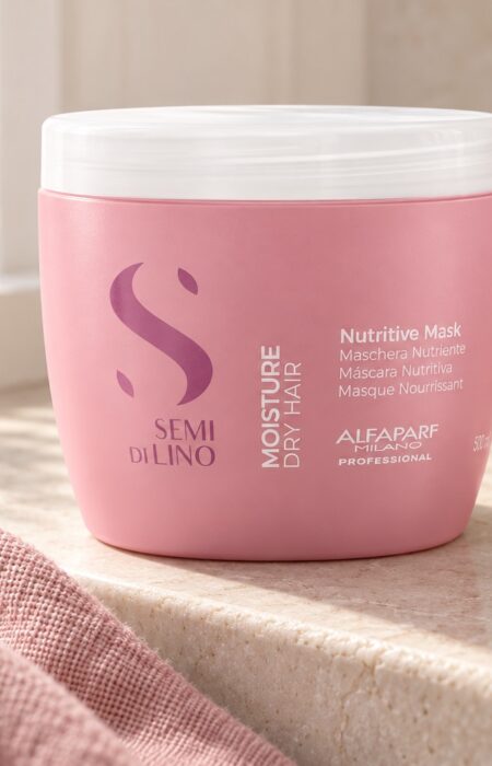 Różowy słoik Alfaparf Semi di Lino Nutritive Mask 500 ml obok jasnego grzebienia.