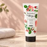 Tubka odżywki Anwen Emolientowa Róża 200 ml na jasnym blacie obok ręcznika