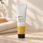 Maska Insight Dry Hair 200 ml na jasnym kamiennym blacie, obok ręcznika i drewnianego grzebienia