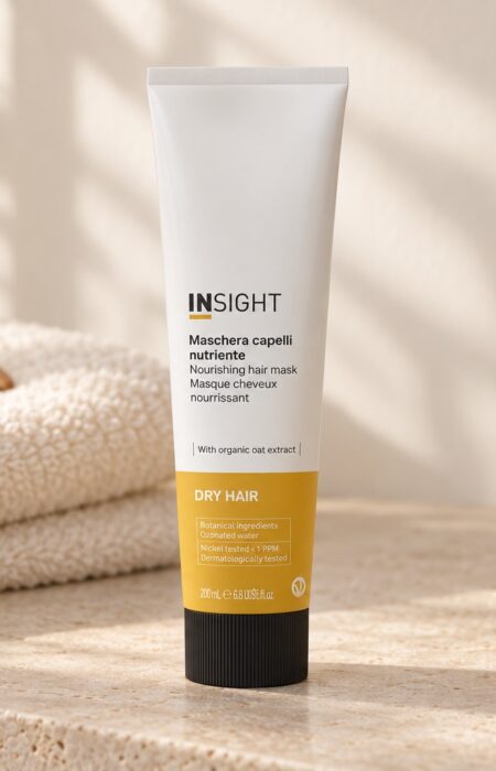 Maska Insight Dry Hair 200 ml na jasnym kamiennym blacie, obok ręcznika i drewnianego grzebienia