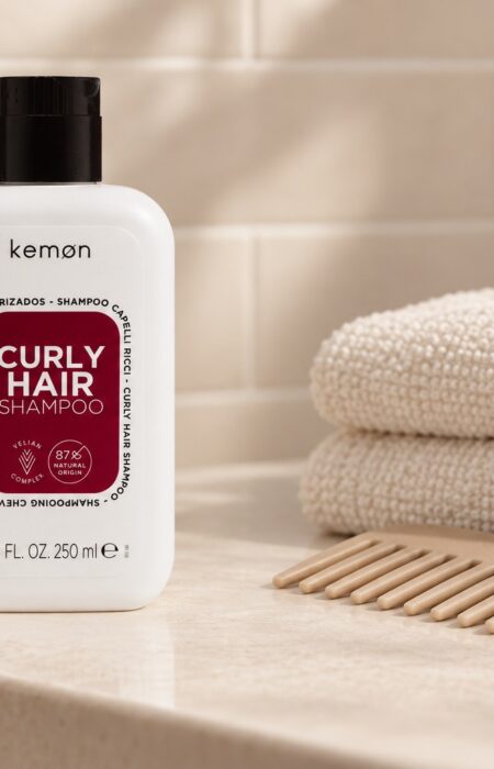 Kemon Curly Hair Shampoo 250 ml na łazienkowej półce obok ręcznika i grzebienia