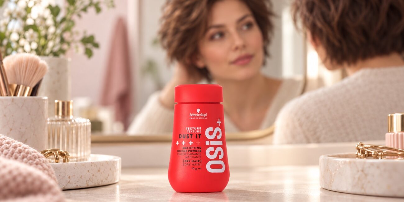 Czerwone opakowanie pudru OSiS Dust It 10 g na toaletce, w tle krótka fryzura