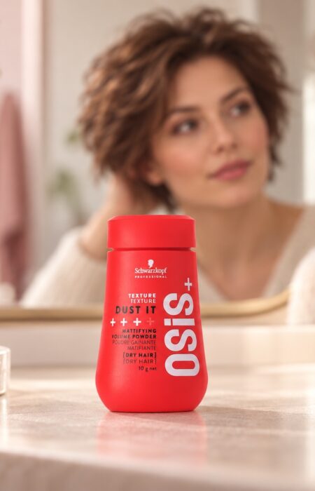 Czerwone opakowanie pudru OSiS Dust It 10 g na toaletce, w tle krótka fryzura