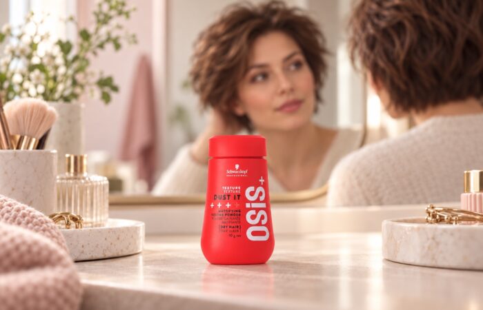 Czerwone opakowanie pudru OSiS Dust It 10 g na toaletce, w tle krótka fryzura