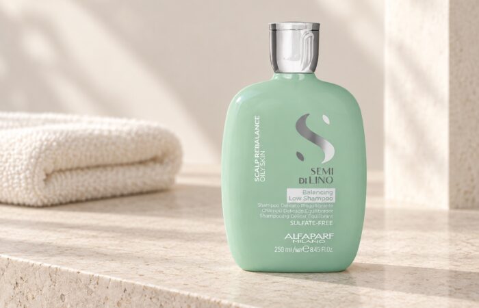 Miętowa butelka Alfaparf Semi di Lino Balancing Low Shampoo 250 ml na jasnej półce