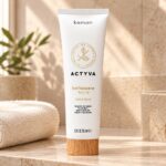 Biała tuba Kemon Actyva Bellessere Balm 150 ml na łazienkowej półce obok jasnego ręcznika.