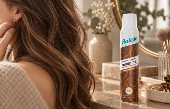 Batiste Colour Dry Shampoo Brunette 200 ml obok włosów w jasnym brązie