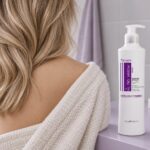 Biała butelka Fanola No Yellow Mask 350 ml obok kobiety z jasnymi włosami.