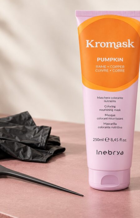 Różowa tuba Inebrya Kromask Pumpkin Copper 250 ml obok rękawic i grzebienia