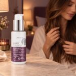 Joico Defy Damage Sleepover 100 ml na toaletce przy kobiecie z długimi włosami