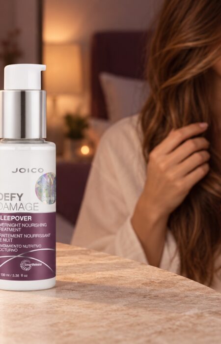 Joico Defy Damage Sleepover 100 ml na toaletce przy kobiecie z długimi włosami