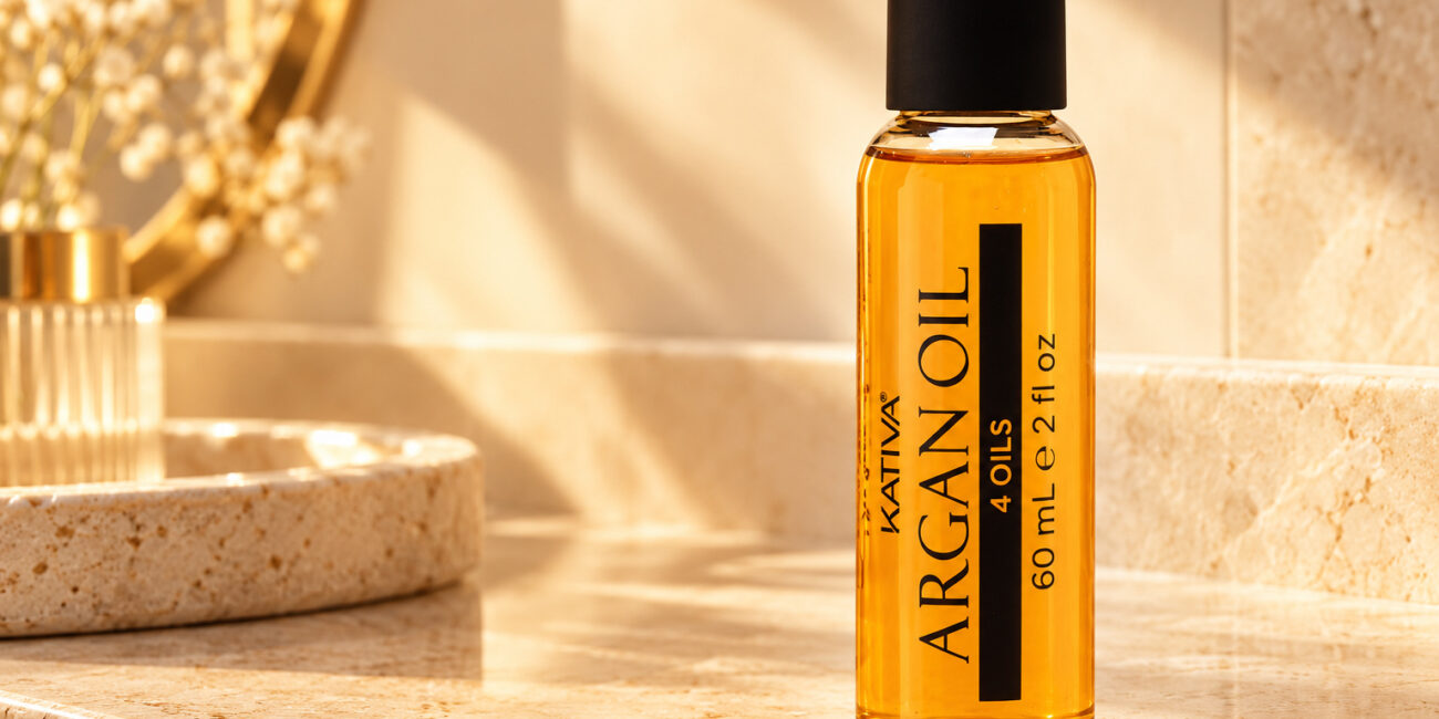 Buteleczka Kativa Argan Oil 4 Oils 60 ml na jasnej półce w ciepłym świetle.