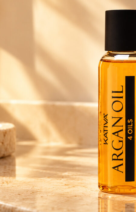 Buteleczka Kativa Argan Oil 4 Oils 60 ml na jasnej półce w ciepłym świetle.