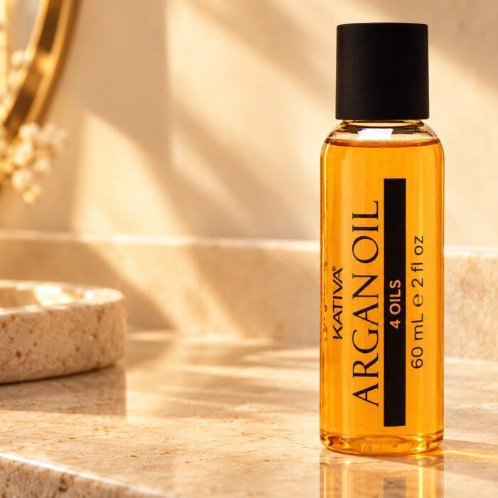 Buteleczka Kativa Argan Oil 4 Oils 60 ml na jasnej półce w ciepłym świetle.
