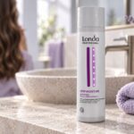 Szampon Londa Deep Moisture na jasnym blacie obok ręcznika