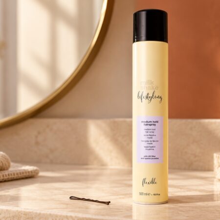 Lakier Milk Shake Medium Hold Hairspray 500 ml na jasnej toaletce